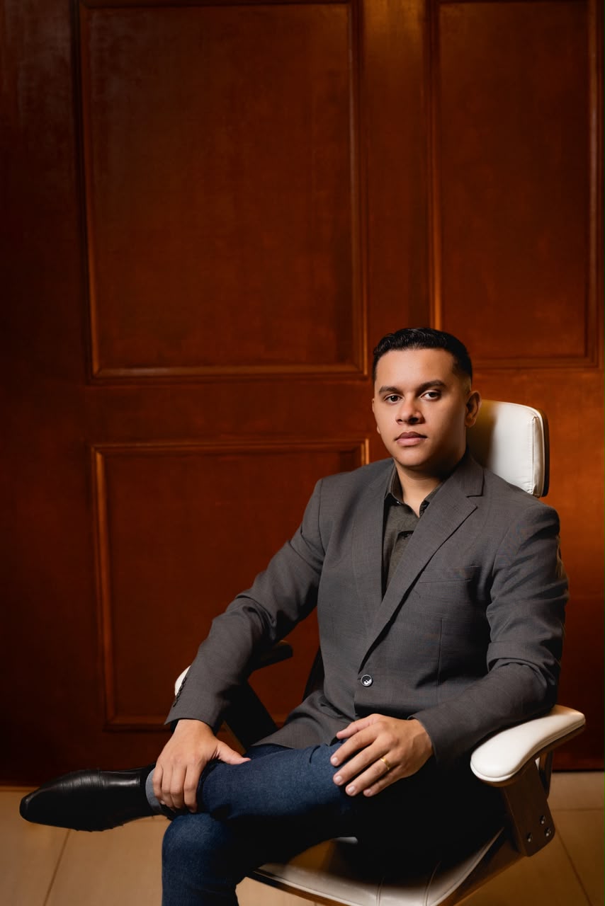 Lucas Aquino em seu ambiente de trabalho